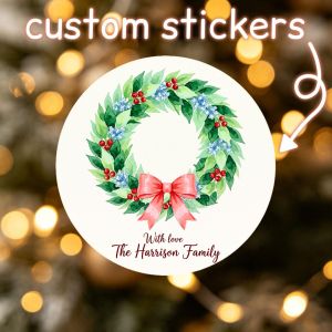 24pcs/48pcs Stickers Personnalisés, Forme Ronde, Fond Blanc, Couronne Verte Aquarelle avec Baies Rouges et Nœud Rose, avec Texte "Love The Harrison Family", Décoration de Cadeau de Fête, Scellage