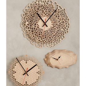 ساعة حائطية على شكل خلية نحل