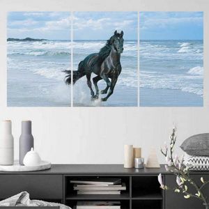 لوحة جدارية ثلاثية لحصان أسود يركض بين أمواج المحيط بدرجات الأزرق