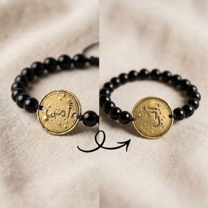 Bracelet perlé avec médaille gravée, bijou artisanal ajustable pour homme et femme, style élégant et symbolique.