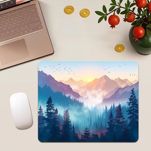 Tapis de souris de gaming à motif de paysage de montagne et de forêt au lever du soleil dans la brume matinale, avec base antidérapante en caoutchouc et impression haute définition, accessoire décoratif universel de bureau pour la maison, le bureau, l'o