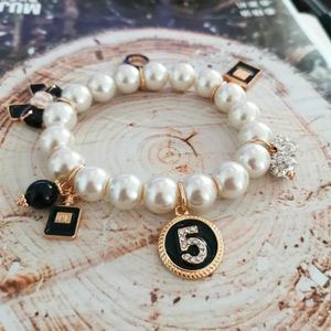Bracelet de Perles de Luxe "No. 5" avec Breloques