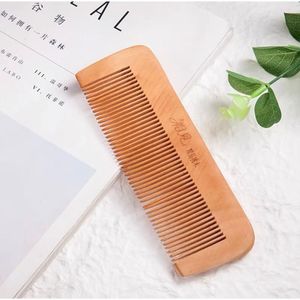 Peigne artisanal en bois naturel – Beauté et simplicité