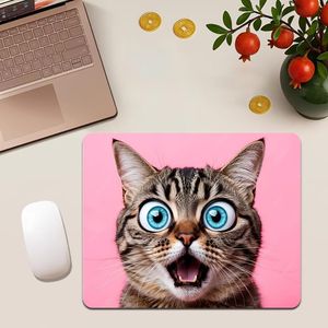 Tapis de souris carré antidérapant en caoutchouc avec fond rose et portrait de chat tigré aux grands yeux imprimé, tapis de bureau plat imprimé haute définition, périphérique informatique multi-tailles pour bureau et maison, cadeau d'affaires