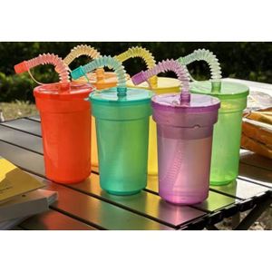6 gobelets extensibles en plastique colorés avec couvercles étanches, équipés de pailles, idéaux pour l'été, les voyages et la maison, pour les jus, le lait, l'eau et les boissons.