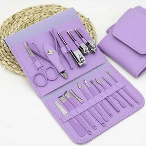 Kit de manucure complet et compact, comprenant divers outils de soin des ongles et de beauté, le tout rangé dans un étui élégant de couleur violette