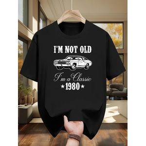 T-shirt pour homme 45e anniversaire vintage 1980 édition limitée avec un design rétro des années 80, des icônes musicales et un graphique de voiture classique. Ce tee-shirt décontracté à manches courtes et col rond est confortable, lavable en machine et