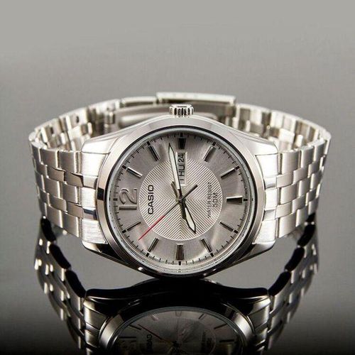 product_image_name-Casio-Beau Modèle classique pour hommes au fond texturé argenté avec dateur sur 3h et étanchéité 50m-2