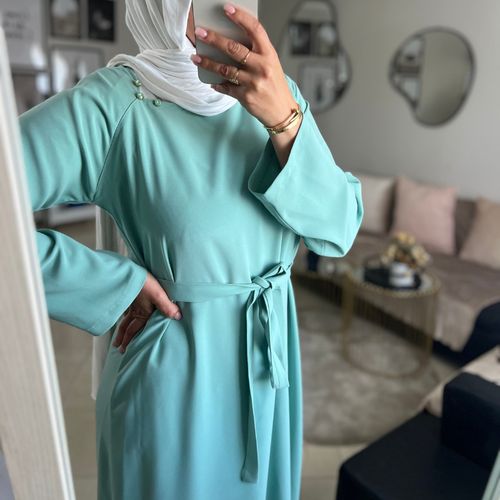 couverte de beaute Robe keswa maxi longue feminine verte col V asymetrique avec perles vertes et ceinture attachee robe modeste mastoura style kimono ferme pour voilees et non voilees en crepe tombant