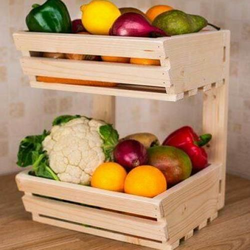 Panier avec légumes et fruits en bois