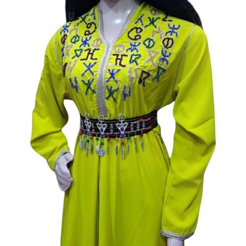Generic Caftan marocain pour femme alliant elegance moderne et broderie berbere perlee