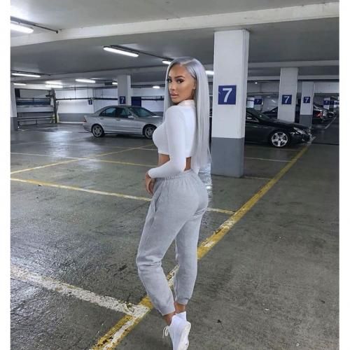 Mode femme casual comfy avec un jogging gris, un sweat blanc et