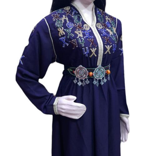 Generic Caftan marocain pour femme alliant elegance moderne et broderie berbere perlee