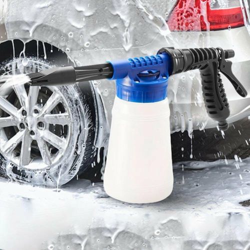 Homme Utilisant Pistolet à Eau Avec Mousse Lavage De Voiture Main