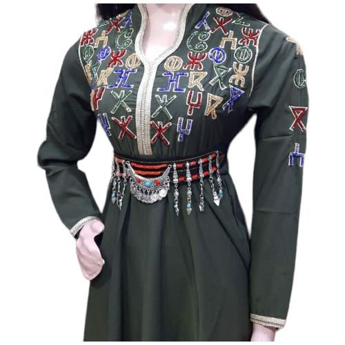 Generic Caftan marocain pour femme alliant elegance moderne et broderie berbere perlee