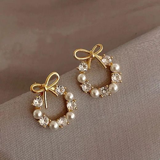 Generic Boucles d’Oreilles Femme Dorées en Forme de Couronne avec Nœud, Perles et Strass – Élégantes et Raffinées