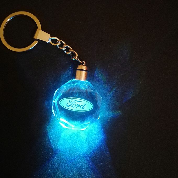 Generic porte clé 3D en Crystal avec le logo du AUDI lumineux multicolore  sans emballage à prix pas cher