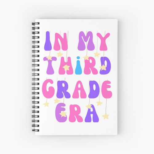 Groovy Teacher Era: Retro Back to School créée et vendue par Rachidbehloul.Spiral Notebook Bloc note