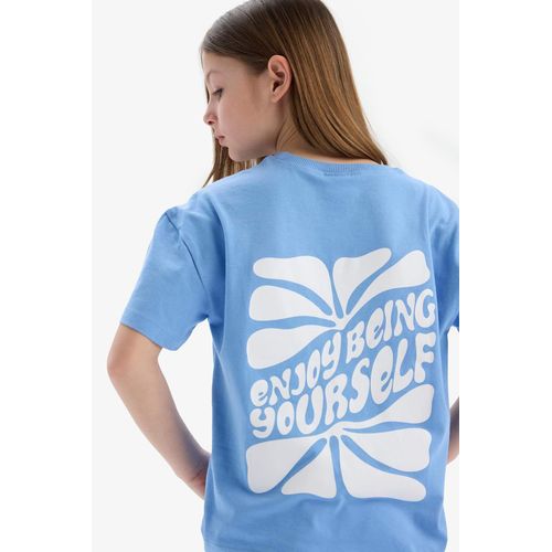 تيشيرت للبنات بقصة مريحة وطباعة خلفية ياقة مستديرة