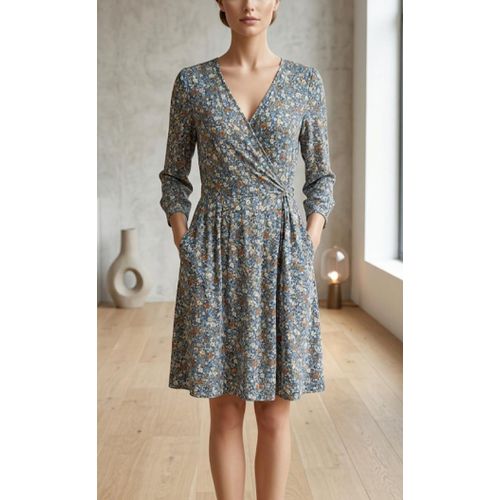 Robe avec motif à fleur qui taille très petite