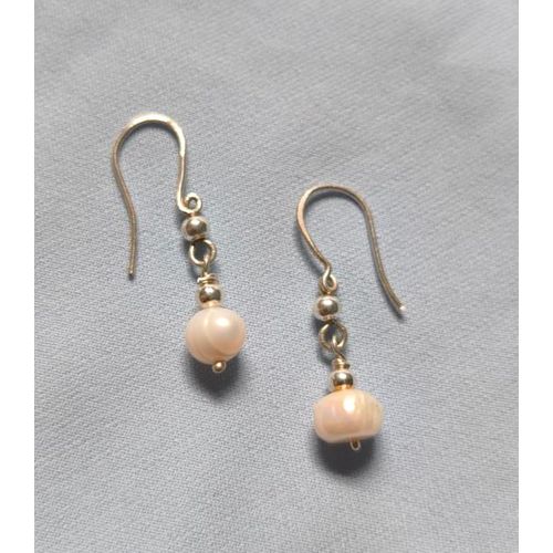 Boucle doreille pour femmes en perle blanc et argent