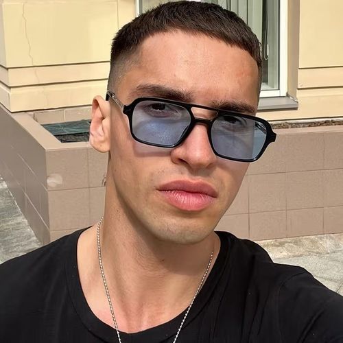 Une paire de lunettes carrées pour hommes, à monture pleine et double trapez, élégantes et plates, parfaites pour un usage quotidien