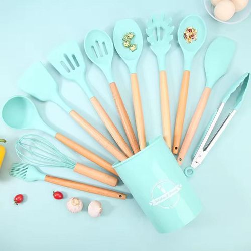 Ensemble de 12 ustensiles de cuisine en silicone, comprenant une spatule, des cuillères en bois résistantes à la chaleur et des accessoires pour la cuisson antiadhésive.