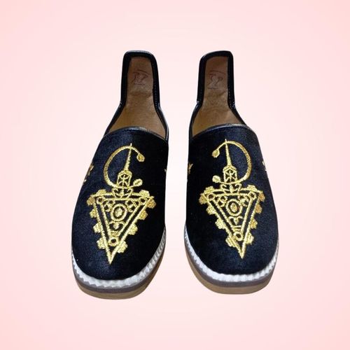 Babouches Marocaines Royales en Velours Noir avec Broderie d’Or – Artisanat Traditionnel de Tafraout