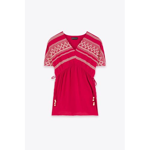 بلوزة مطبوعة بنقوش بارزة باللون الفوشيا